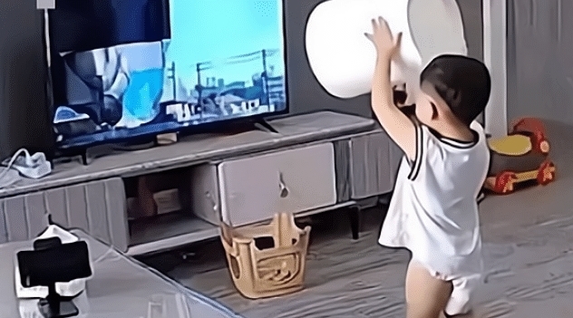 泰伽奥特曼|见奥特曼被怪兽欺负,两岁萌娃怒砸电视,网友:“光之国”得给钱