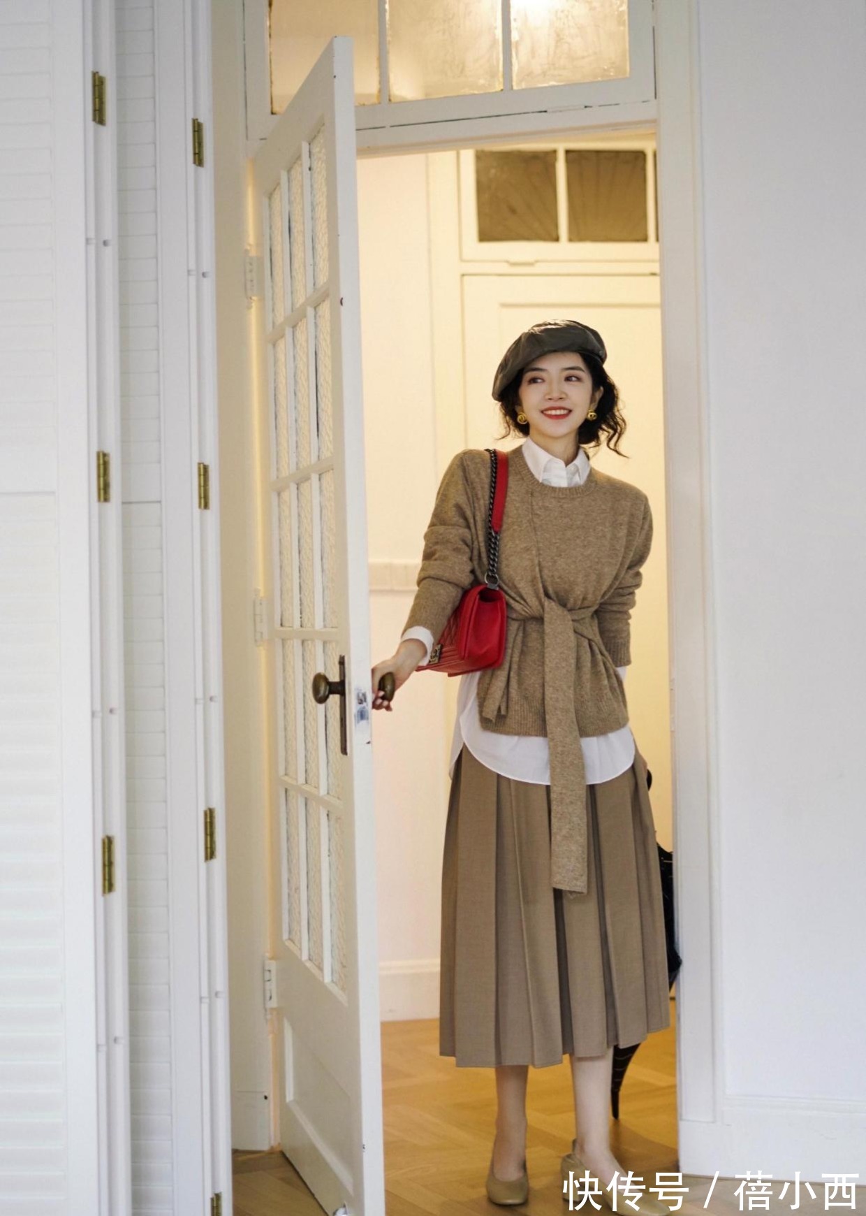 优雅 秋季还是穿“毛衣”最百搭,学会这4种搭配就够了,优雅到骨子里