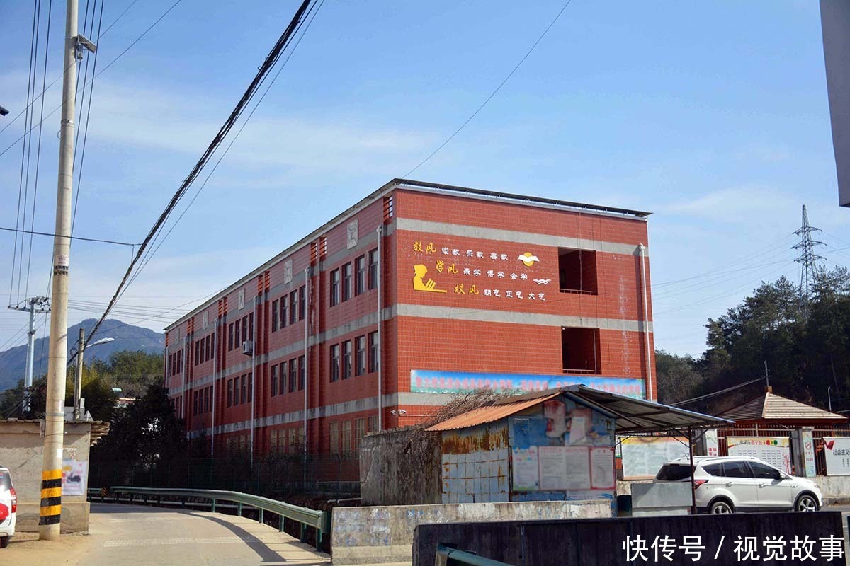 山区小学墙上挂大学校训,很多外乡小孩前来就读,看看啥情况