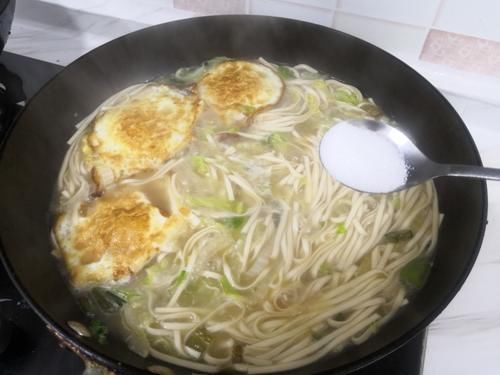 天冷,早餐这样吃,尤其这碗面,健康营养味道好,吃着肠胃舒服