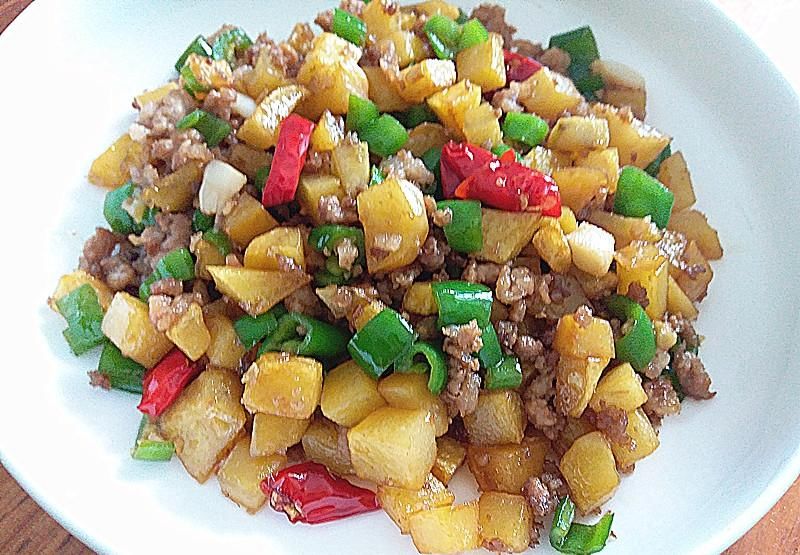 土豆试试这个做法，比炒土豆丝简单，比吃薯条薯片都香