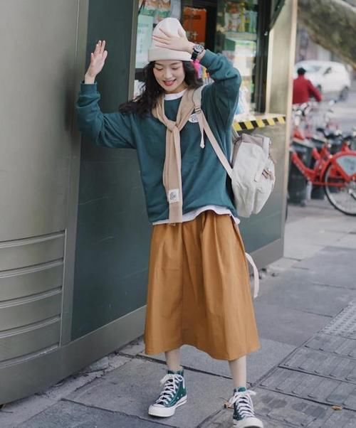 今年春天，卫衣叠穿不再流行，外搭“小披肩”才是正确打开方式