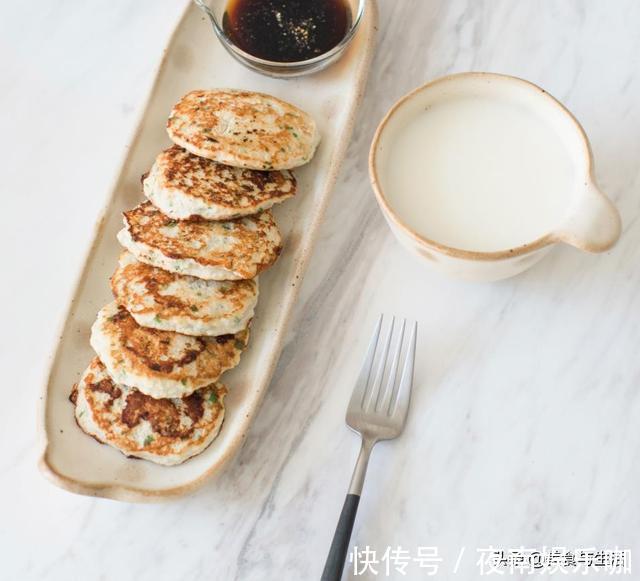 美味|鸡胸肉别只会水煮，这样做成减肥早餐饼，不加一滴油，美味又饱腹