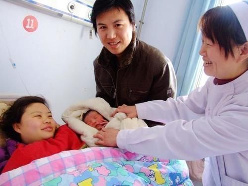 顺产|同病房的两个孕妇生孩子,一个顺产一个剖腹产,产后差距明显