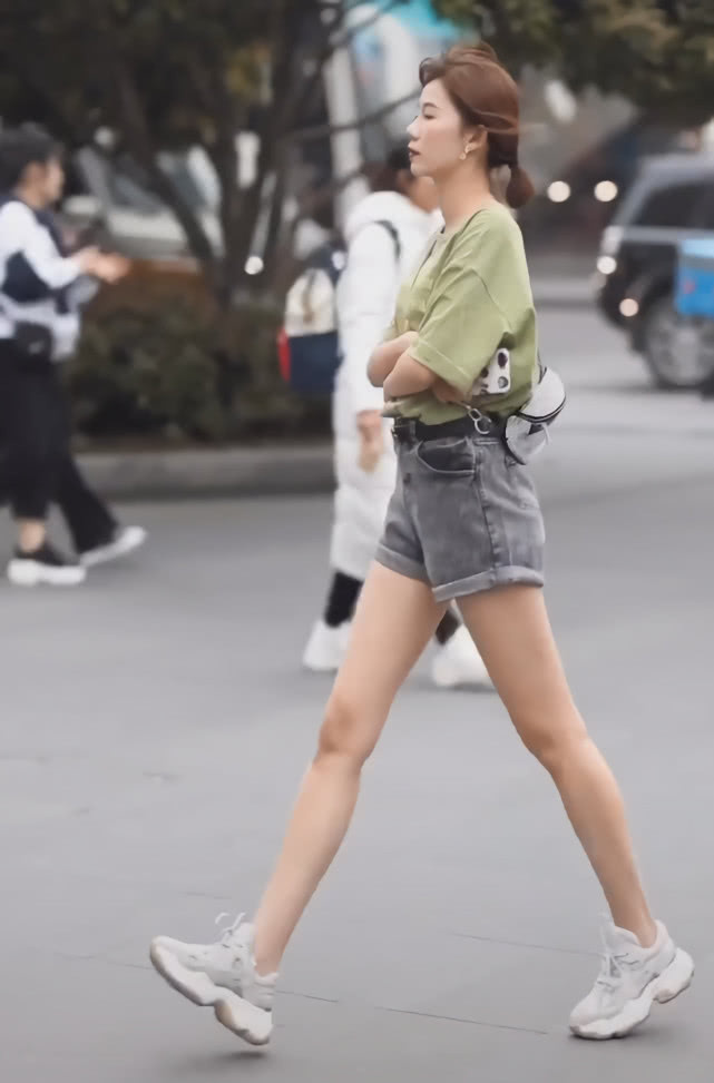 小姐姐|穿搭清爽的小姐姐，一脚跨过两级宽台阶，旁边阿姨怕是假腿吧