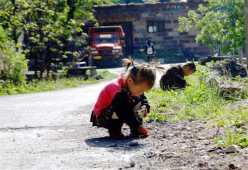 宝妈|双胞胎宝宝分开养,妈妈带的还不会走路,奶奶带的撵着鸡跑!