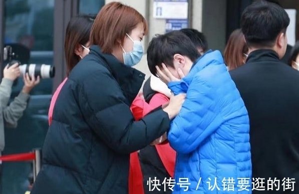 世乒赛|幸福！王曼昱出征小姐妹不舍摸头告别，美女队友同行还帮推行李箱
