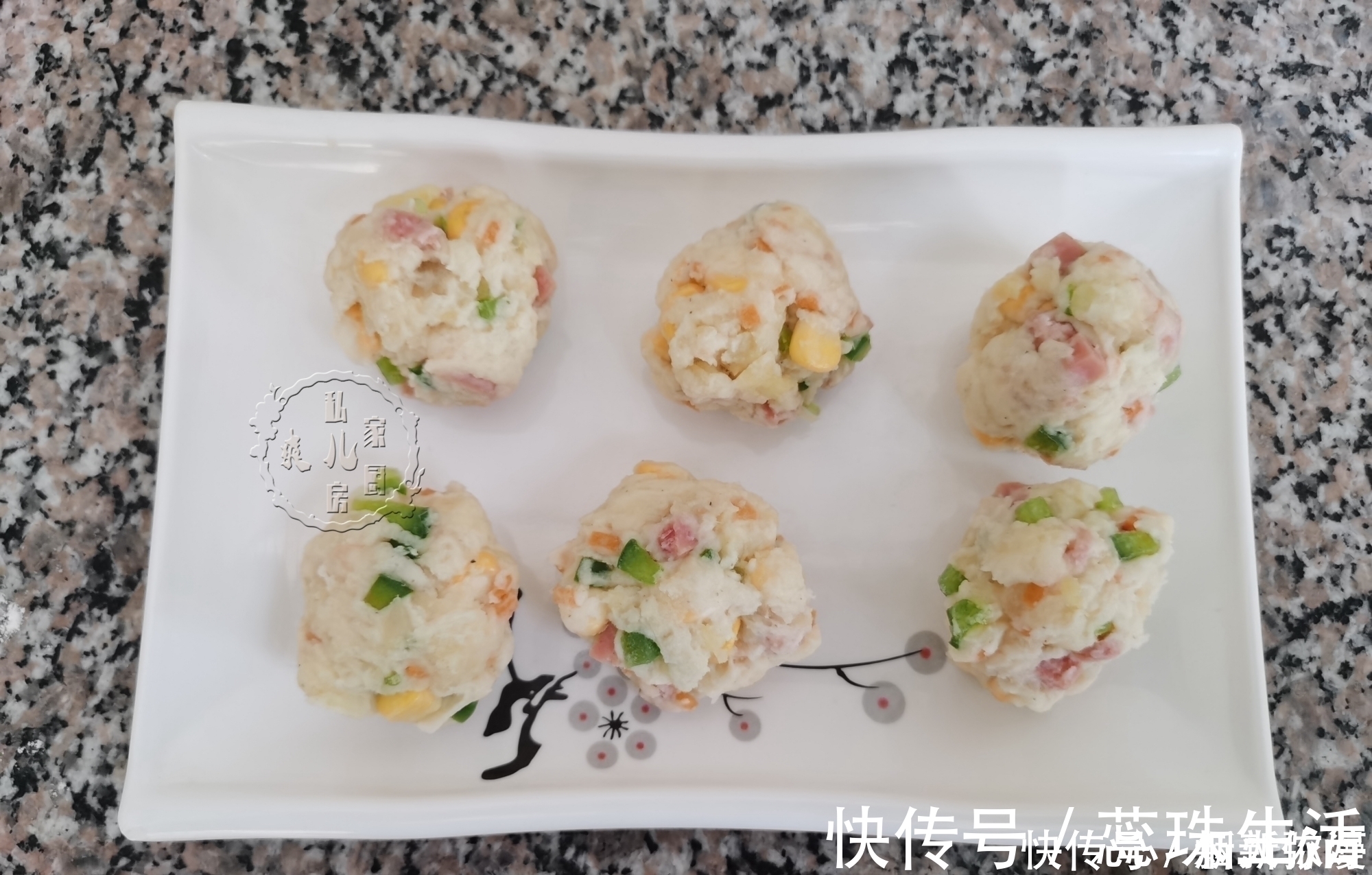 土豆别在炖着吃,加2个鸡蛋,简单一煎,外皮酥脆,孩子超爱吃