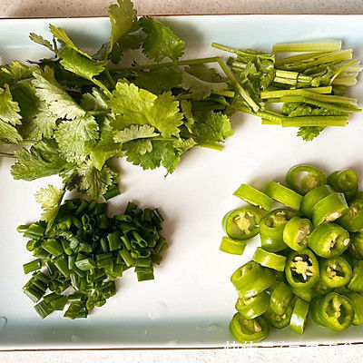 配着这盘#清香麻爽秒入魂#藤椒鸡，米饭可以吃三大碗