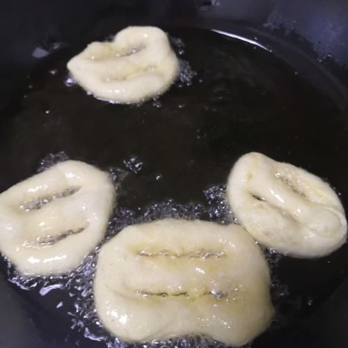 炸油饼,外酥里软有嚼劲,好香的