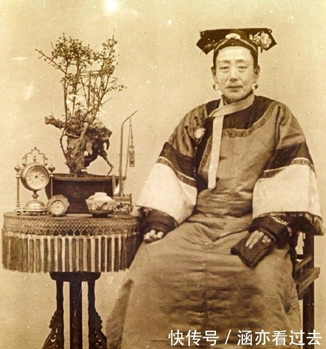 满洲|清朝真实老照片:贵族小姐跷二郎腿,满洲女子出嫁前做起了美容