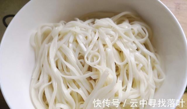 面食者|酷热的夏季，你吃了还想吃的鸡蛋皮凉面条！