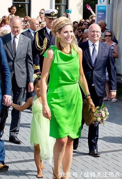 黄色 50岁荷兰王后穿搭用色超大胆,穿遍彩虹色,连英女王也望尘莫及!