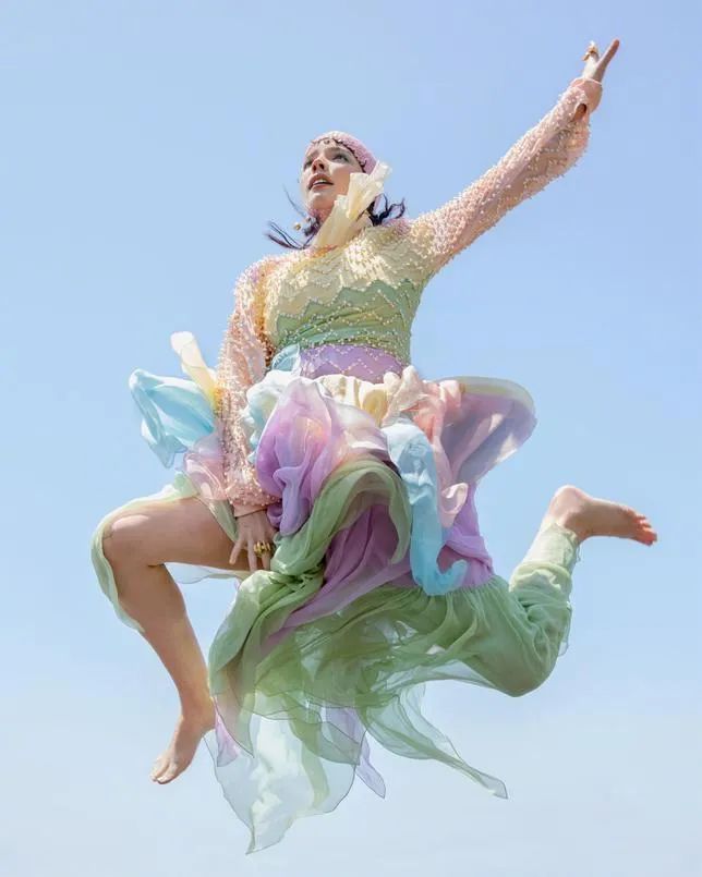 蕾丝|黑白灰穿腻了？今夏这6组彩色穿搭超显白，回头率100%