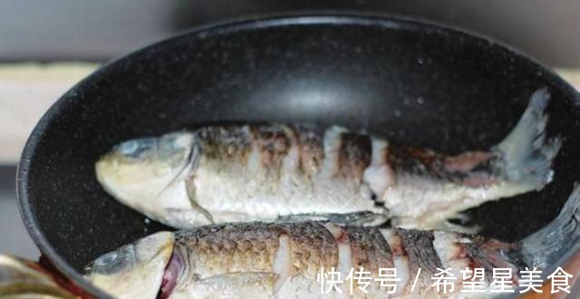 鲫鱼|爱吃鱼的有福啦！加入这个东西，包你做出来的鱼鲜香入味又下饭！