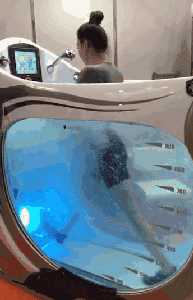 |搞笑GIF:看着都觉得好痛 赶紧喝口饮料压压惊