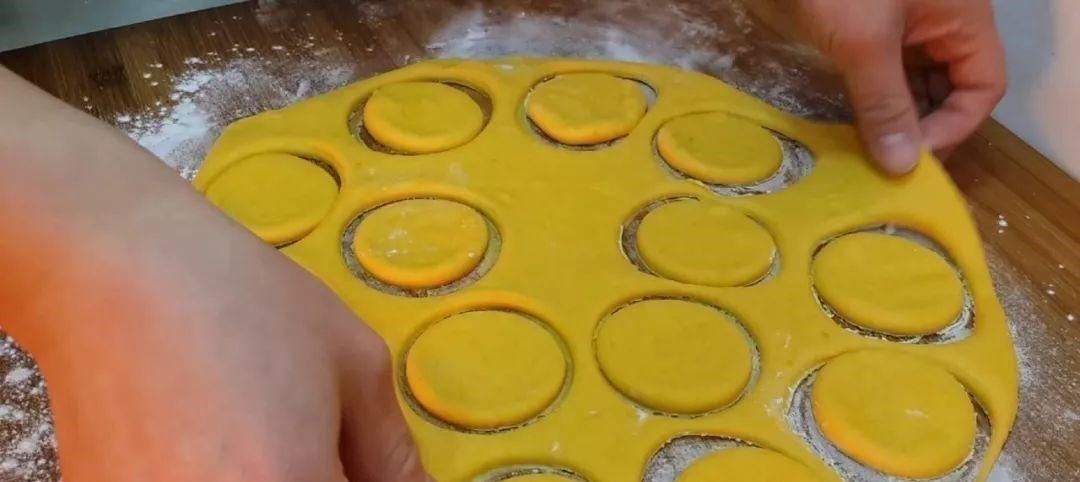 半个南瓜，1个鸡蛋，不用一滴水，比油条做法简单，比蛋糕都好吃