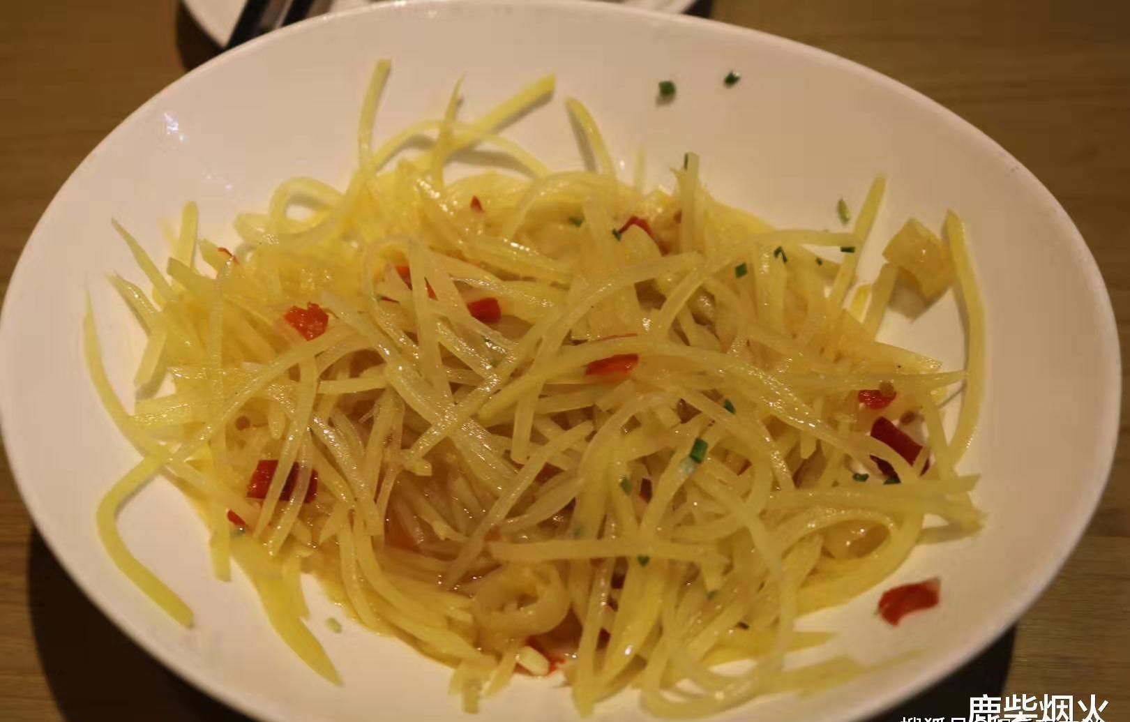 去市里看堂妹,找了一家本土饭馆,6个菜吃到撑,结账不到一百块