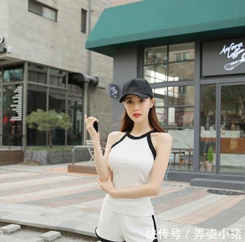 时尚尤物玲珑有致，黑色的点缀，让美女很惊艳