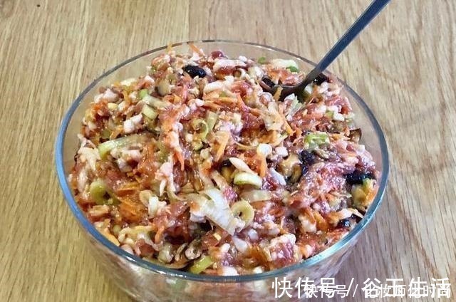 鸡精|怎么调饺子馅不干巴，还能鲜美嫩滑大厨教你一招，就是这么简单