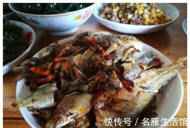 去山区看望老班长，他特意烧一桌菜招待，离开时他给我装一车山货