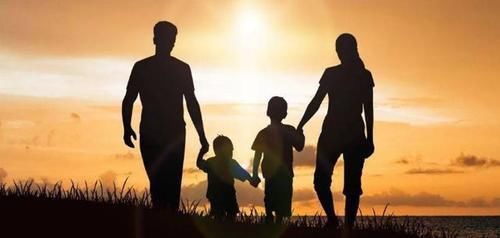 边角料|穷养的孩子会自卑?母亲给孩子买边角料蛋糕引热议,穷是原罪?