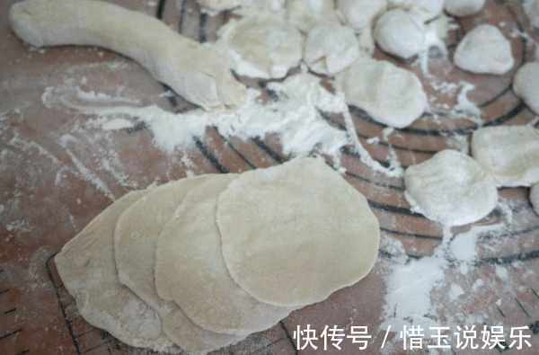 好多人|好多人不知道这菜还能包饺子, 如今恰是上市, 又香又多汁