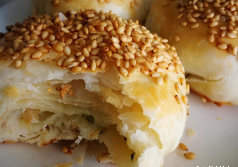 盐酥烧饼这做法,皮酥里软吃着香,不醒面照样层层酥脆,省时间