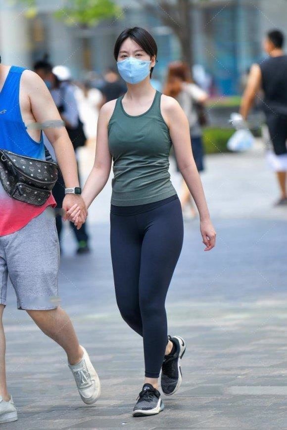 美的 年轻女生就是会穿,露脐衫配牛仔裤,轻松穿出小蛮腰,靓丽又清爽