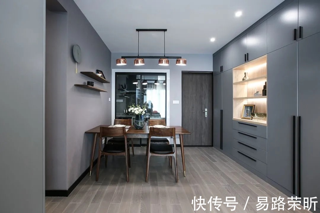轻奢风|以高级灰为主色调,搭配格调满满的木质家具,营造简约有质感的家居氛围
