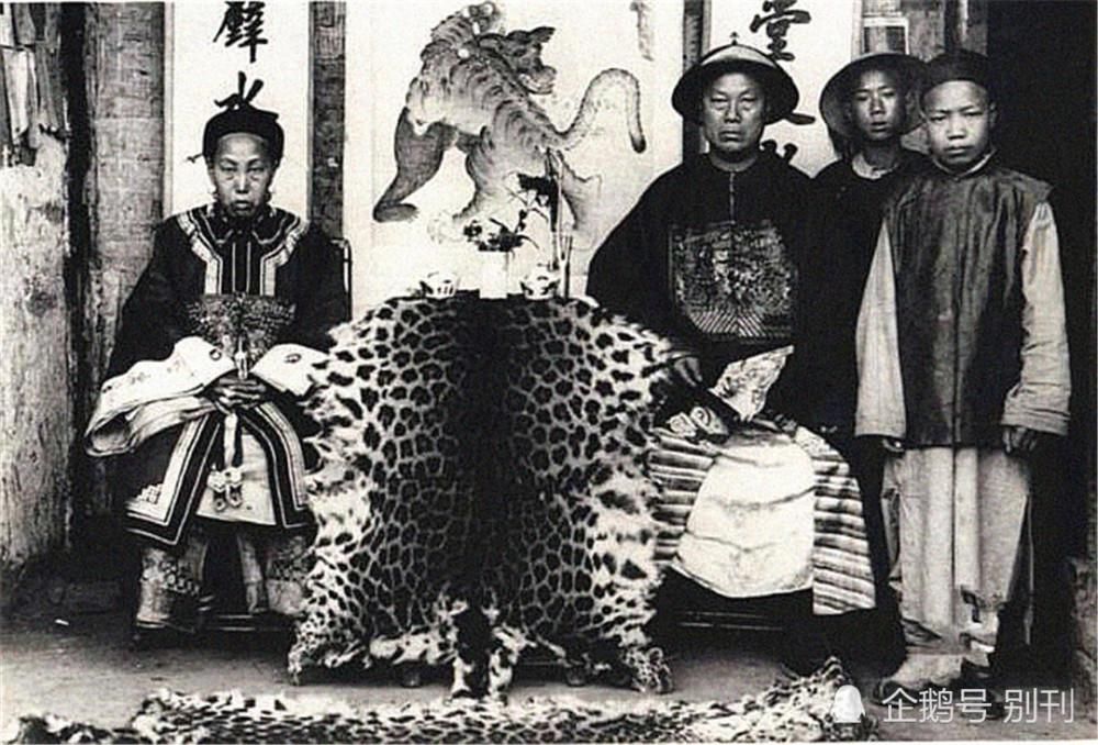 老照片|清朝人家庭老照片，富家太太高端聚会，夫妻合影感觉很般配