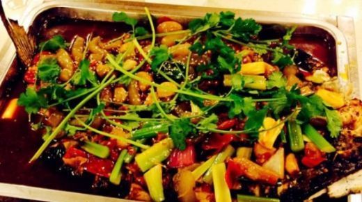 请吃|闺蜜请吃烤鱼,中途吃出一把“菜刀”,老板的解释让我们喜笑颜开