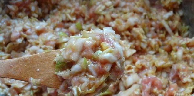 包白菜饺子，怎么调馅不出水不如试试这做法，饺子鲜嫩越吃越香