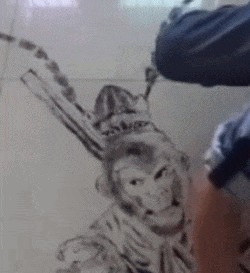 |搞笑GIF:千万别惹女司机,疯起来连自己车都砸!