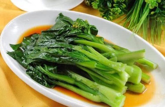 炒青菜，别直接下锅！大厨教你2个技巧，青菜翠绿又脆嫩，不出水