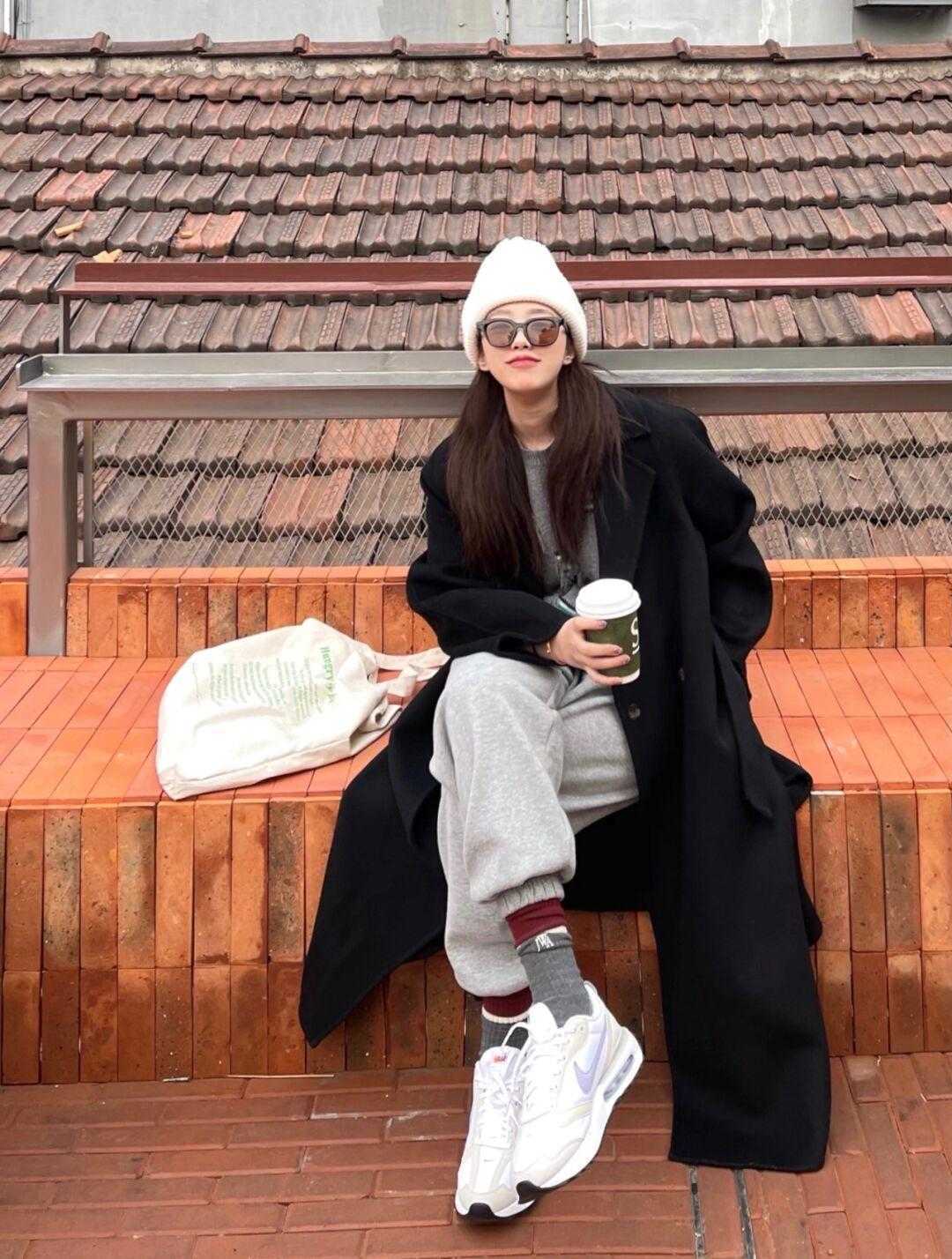 打底裤 别再用大衣搭紧身打底裤了!今年适合与大衣搭配的,是这几条裤子