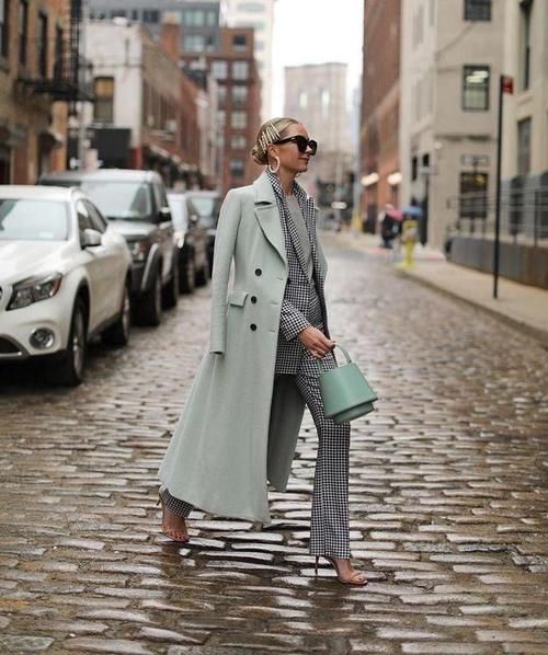 大衣里边穿什么更吸睛？试试“叠穿法”，时髦显品位