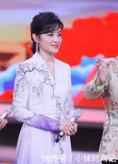 周涛不愧是主持一姐 穿黑色中国风服装好柔美 猛一看以为25岁