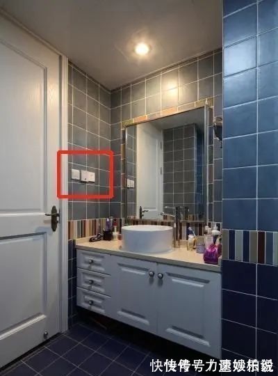 洗脸盆|洗脸盆边装插座?老师傅建议大家注意这个细节,现在知道还不晚