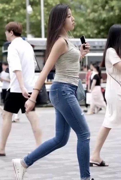 玲珑|街拍:小姐姐穿着十分的简约大气,尽显曲线玲珑的好身材