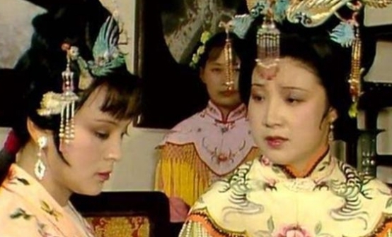 贾探春!红楼梦其实和亲的不是探春而是林黛玉,但因为他,探春成了替代