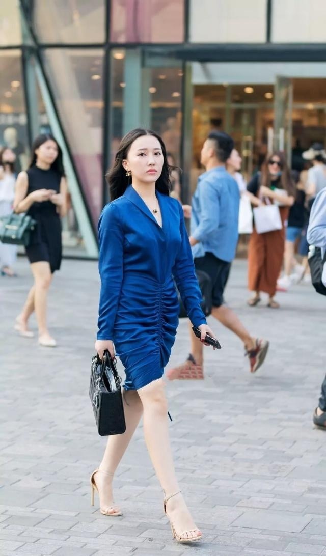 时尚|身穿时尚无袖套装的小姐姐,气质能够撑起一切,美丽动人