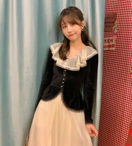 战神|穿蓝色针织长裙跳舞走红,葫芦身材让人羡慕,不愧是“蓝衣战神”