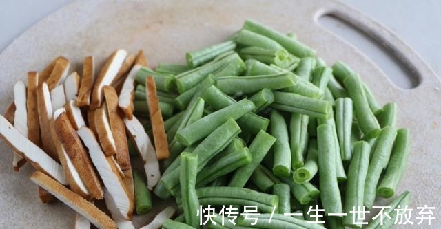 好吃|北方焖面最好吃的做法,不加一滴水,鲜香入味,一锅吃了个精光!