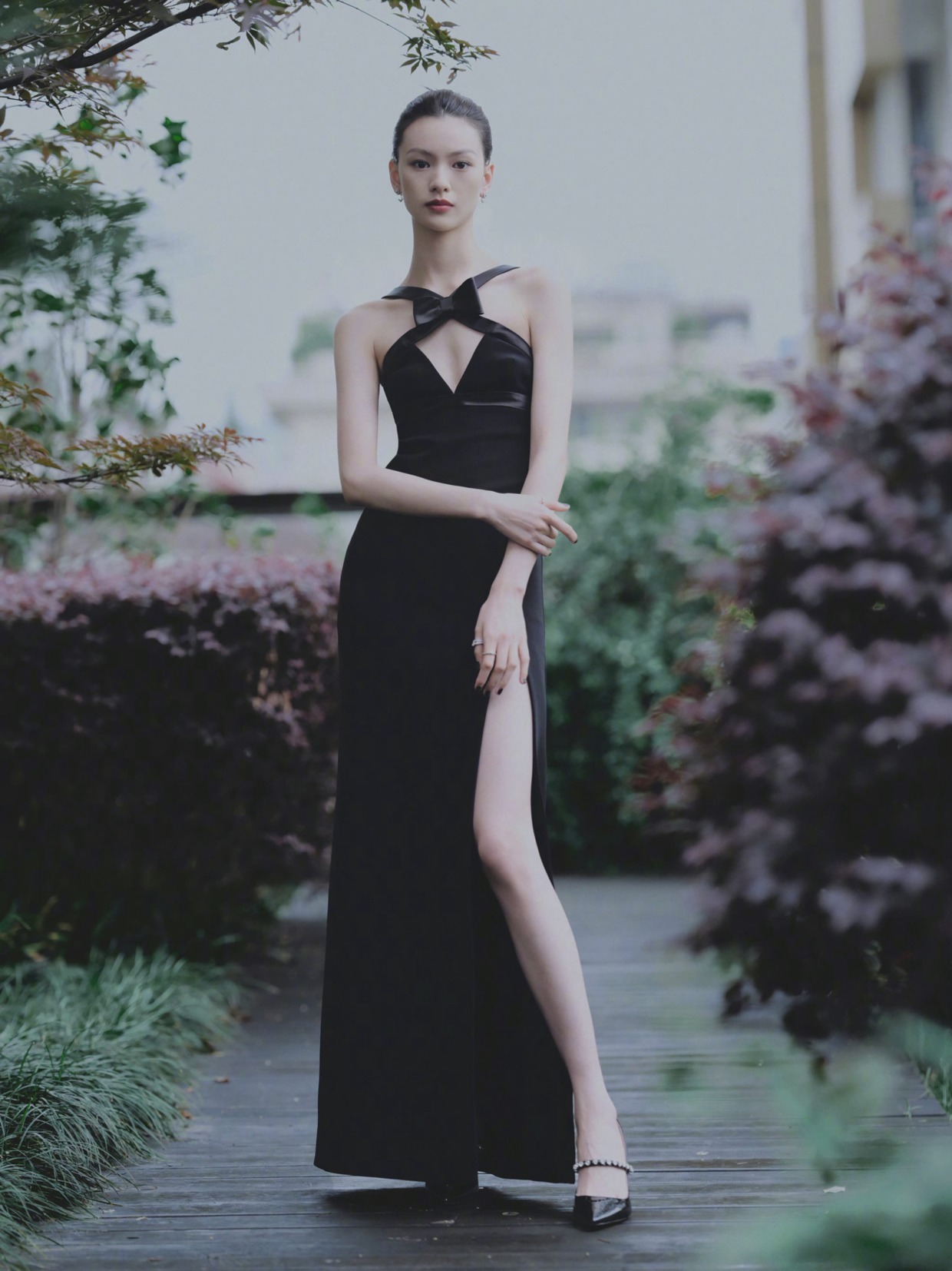 大长腿|邱天身材比例绝了!穿一袭黑色吊带连衣裙高贵大气,气场不输超模