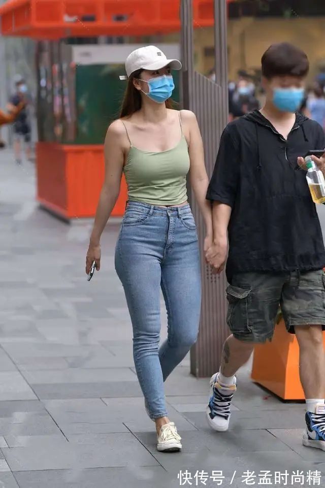 通勤装 日常通勤也要时尚有个性,草色吊带背心+牛仔裤,穿出清新迷人范