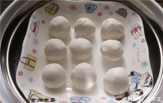 此款糯米小吃,软软糯糯香甜可口,嚼起来会弹牙,做法超简单