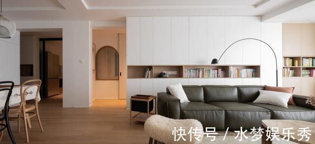 实用|越来越多人给客厅设计柜子，沙发离墙摆放后，真的超实用