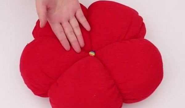 把锅盖放在旧衣服上，剪一剪，缝一缝，放在家里超实用！