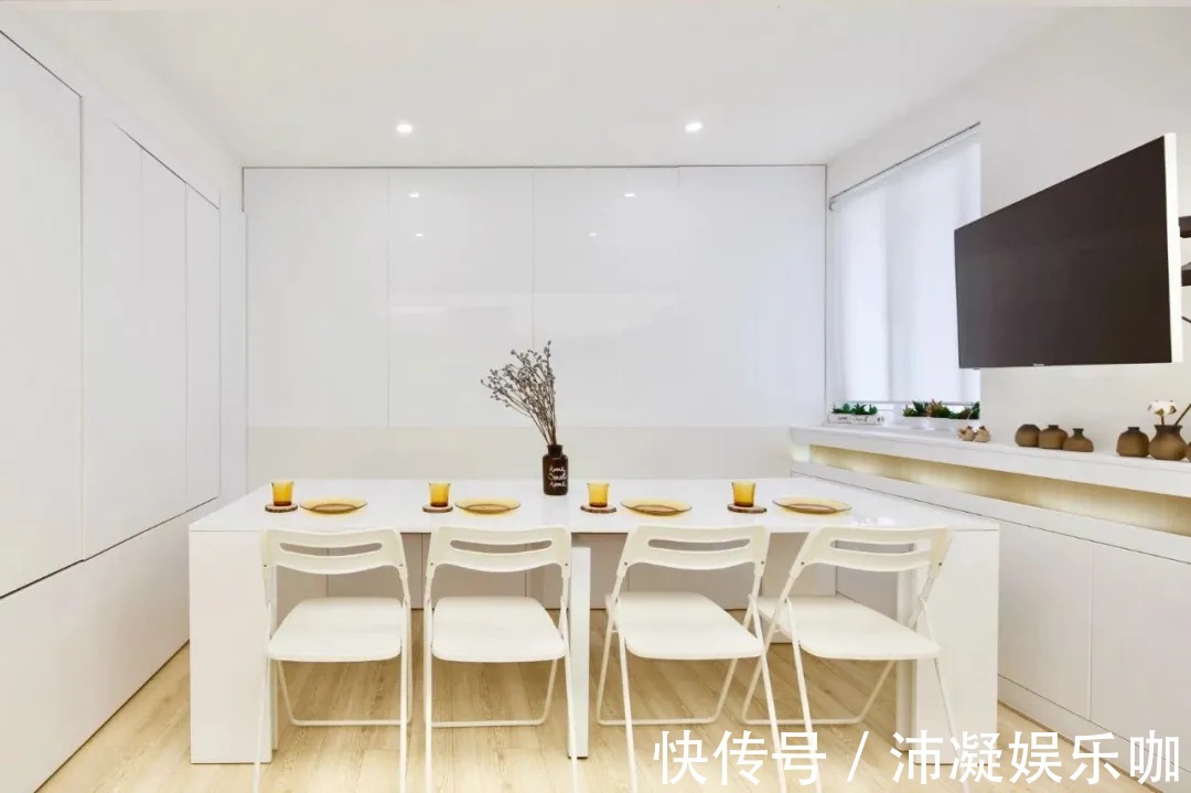 收纳|60㎡简约风小户型,客厅藏张床打开秒变3居室,太机智了!